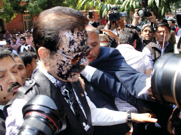 سوبراتا روي لحظة قذفه بالحبر﻿