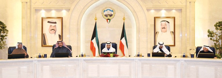 سمو الشيخ جابر المبارك مترئسا اجتماع مجلس الوزراء ويبدو الشيخ صباح الخالد والشيخ محمد الخالد والشيخ خالد الجراح﻿