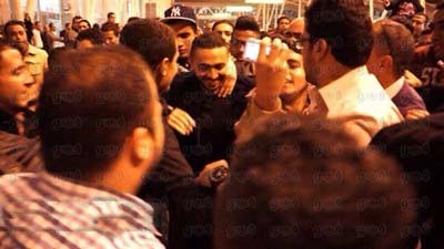 بالفيديو.. استقبال حافل لتامر حسني في مطار القاهرة