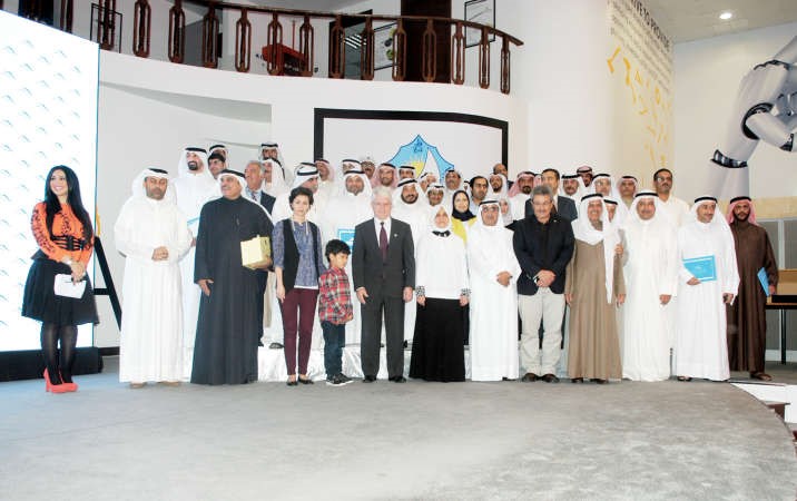 هند الصبيح والشيخة الزين الصباح وبدر العمر وعمر البناي وممجبل المطوع وشيماء الشريدة مع عدد من المخترعين المكرمين 	حمدي شوقي ﻿