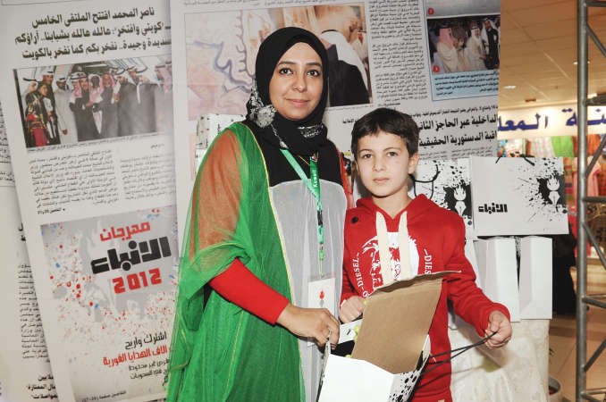 الزميلة انوار التنيب تسلم الفائز احمد الغانم هديته