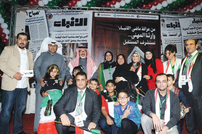 الزميل يوسف عبدالرحمن متوسطا فريق الانباء وعددا من المشاركين