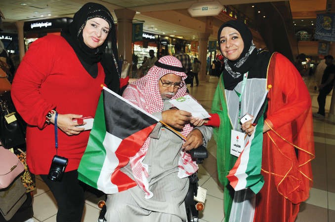 يونس المسعود مع الزميلتين انوار التنيب وحنان عبدالمعبود