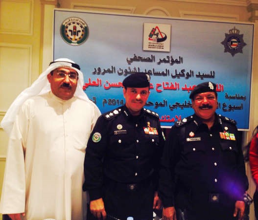وكيل الداخلية متوسطا العقيد حمد المبارك وعبدالكريم المهدي ﻿