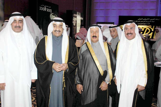 محمود النوري في لقطة تذكارية مع جاسم الخرافي وجواد بوخمسين خلال الحدث﻿