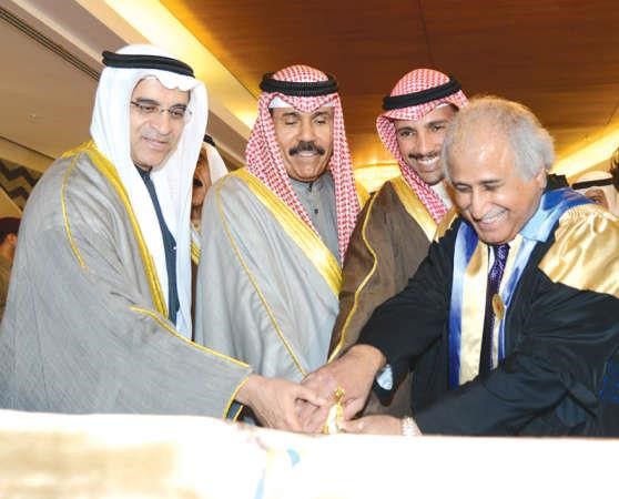 سمو نائب الامير يشارك مرزوق الغانم واحمد المليفي ود عبداللطيف البدر قطع كعكة الاحتفال ﻿