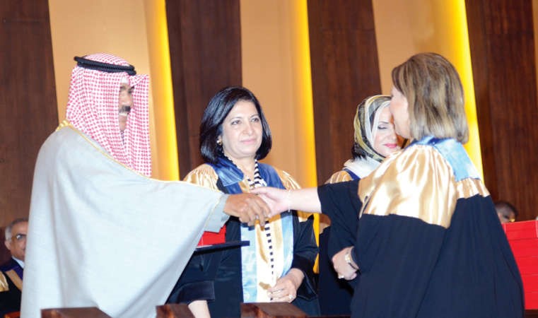 سمو نائب الامير مكرما احدى الخريجات ﻿