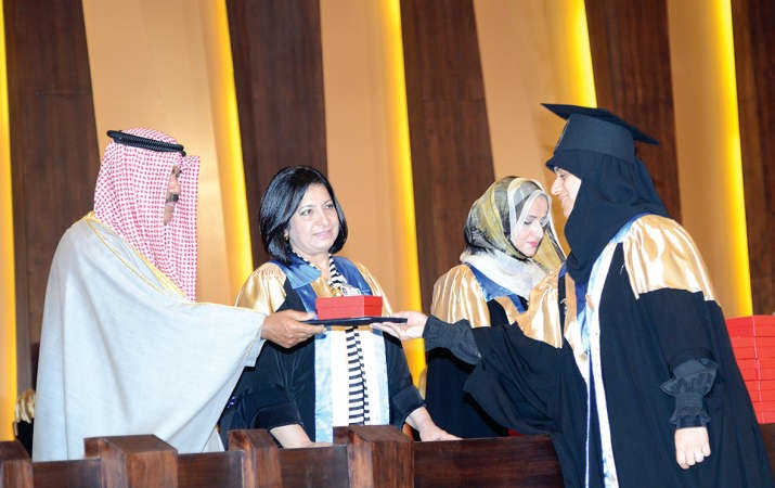 سمو نائب الامير خلال تكريم احدى الخريجات ﻿