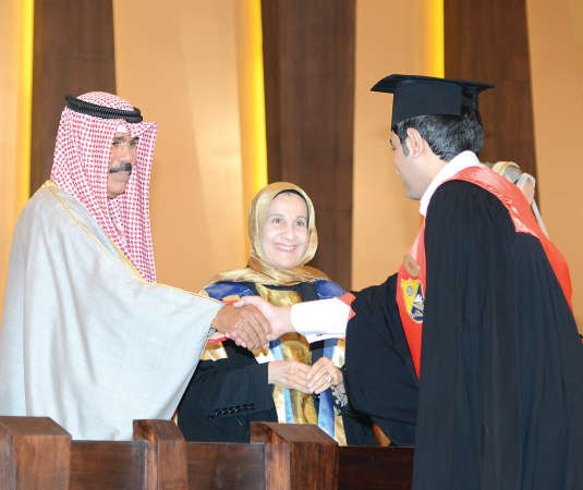 سمو نائب الامير مكرما احد الخريجين ﻿