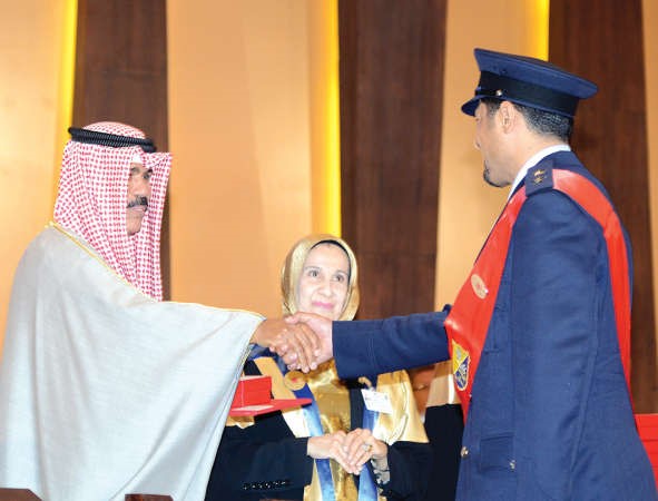 احد الخريجين خلال تسلم شهادة التخرج ﻿