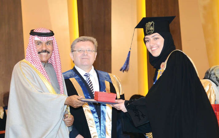 تكريم احدى الخريجات﻿