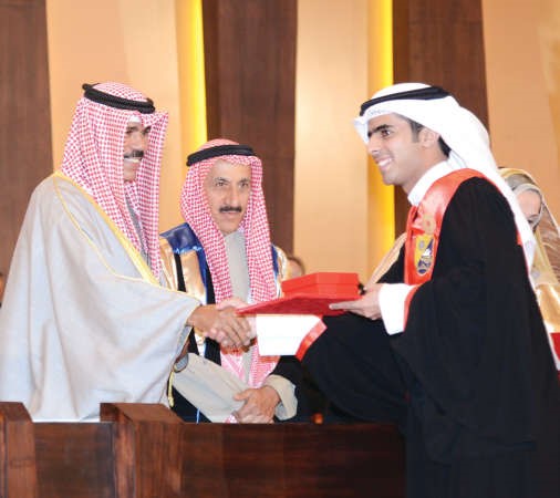 سمو نائب الامير مصافحا احد الخريجين﻿