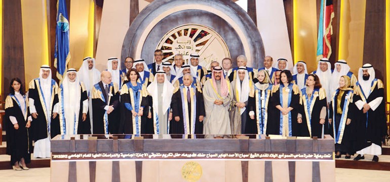 سمو نائب الامير واحمد المليفي ودعبداللطيف البدر يتوسطون الاسرة الجامعية ﻿