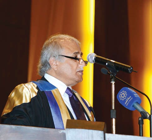 د عبداللطيف البدر متحدثا في الحفل ﻿