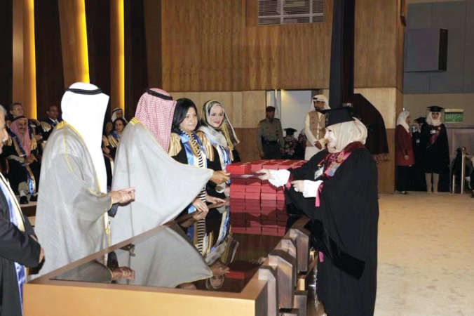 سمو نائب الامير مكرما الخريجة سحر العلي ﻿
