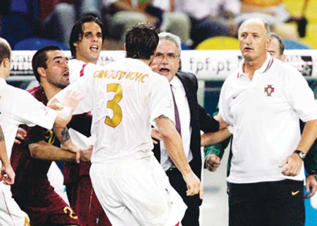 مدرب المنتخب البرتغالي السابق سكولاري مشتبكا مع اللاعب الصربي ايفيتشا دراجوتينوفيتش﻿