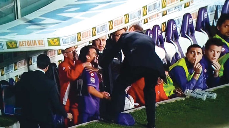 مدرب فيورنتينا ديليو روسي يضرب لاعبه ادم ليايتش﻿