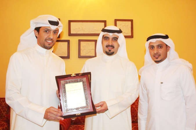 الشيخ تركي اليوسف يتسلم درعا من علي عبد الرضا ﻿