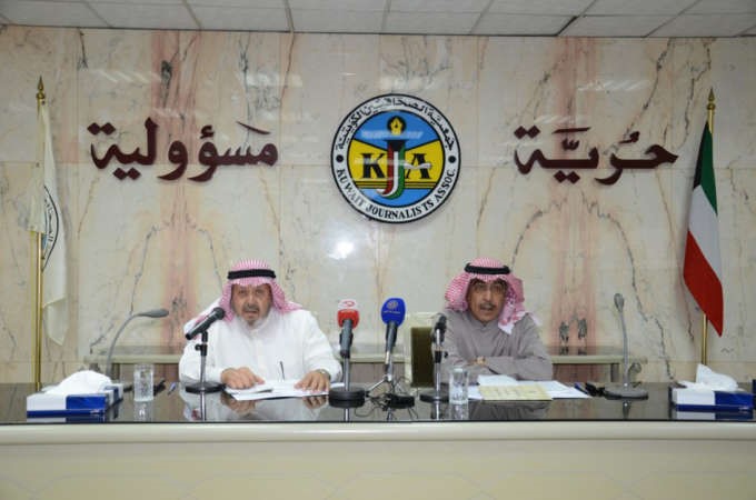 الزميلان فيصل القناعي وعدنان الراشد خلال اجتماع الجمعية العمومية﻿