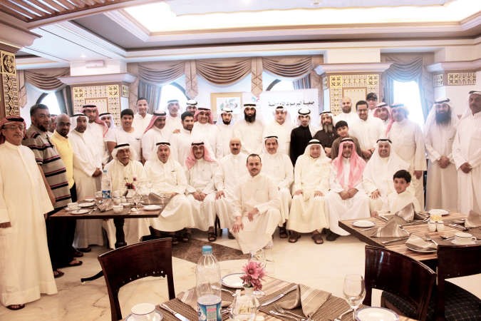 جانب من المعتمرين مع اعضاء مجلس الادارة