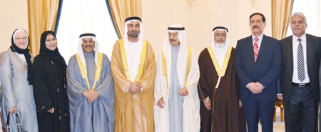 صاحب السمو الملكي الامير خليفة بن سلمان ال خليفة رئيس الوزراء البحريني خلال استقباله الجروان والوفد المرافق له