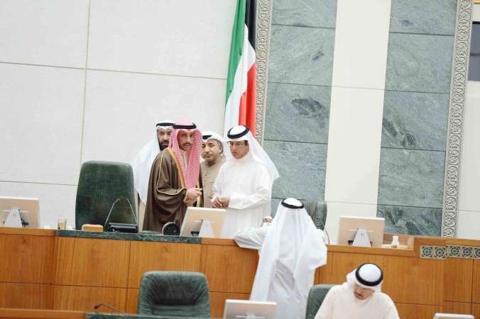 رئيس المجلس مرزوق الغانم ودعلي العمير ودعبدالحميد دشتي ومبارك الحريص على المنصة خلال جلسة امس