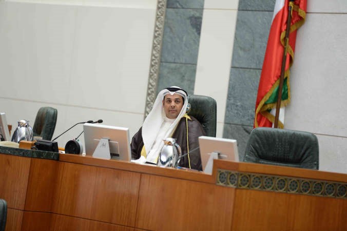 يعقوب الصانع مترئسا جانبا من جلسة امس