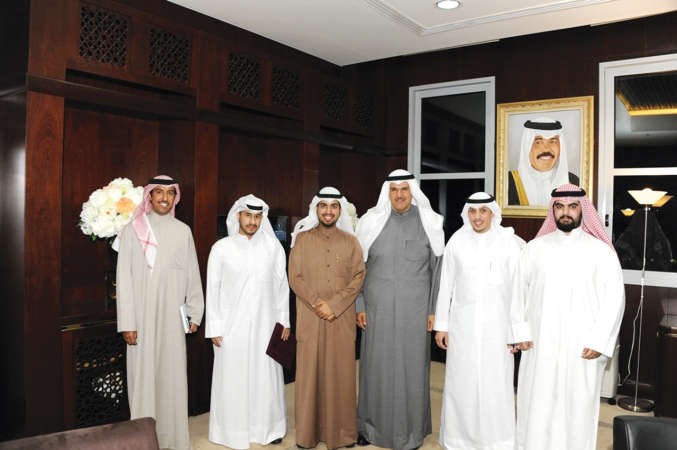 وزير الاعلام ووزير الدولة لشؤون الشباب الشيخ سلمان الحمود اثناء استقباله وفد اتحاد طلبة جامعة الكويت﻿