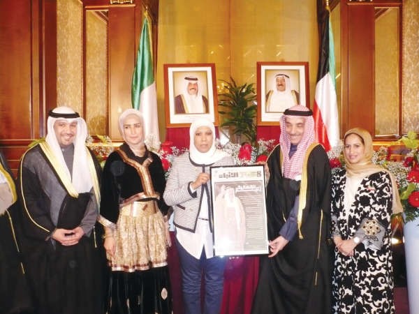 الزميلة العياضي تسلم القنصل العام عبدالناصر بوخضور اصدار زعيم للانسانية بحضور نائب القنصل العام عبدالله السالم﻿