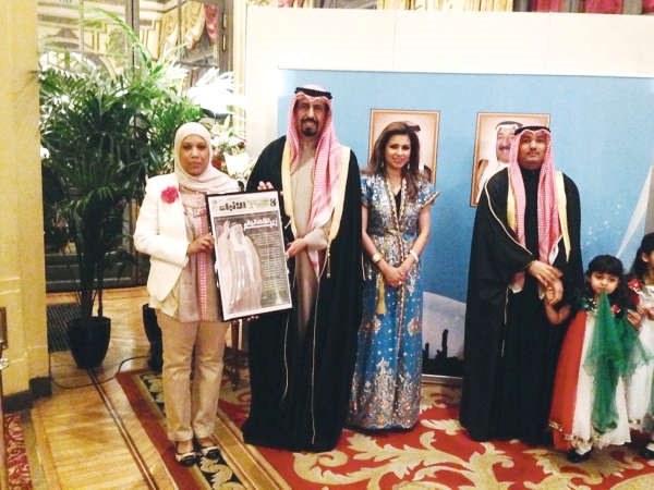السفير الشيخ علي الخالد يتسلم اصدار زعيم للانسانية من الزميلة نوف العياضي﻿