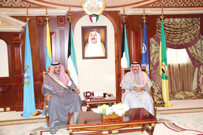 سمو نائب الامير وولي العهد الشيخ نواف الاحمد مستقبلا الشيخ صباح الخالد﻿