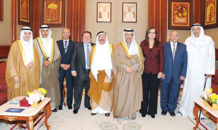  سمو رئيس الوزراء الشيخ جابر المبارك خلال استقباله رئيس واعضاء مجلس ادارة البنك العربي الافريقي الدولي﻿