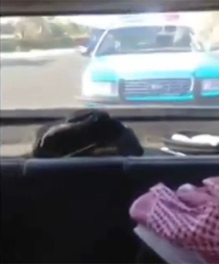 بالفيديو.. شباب مستهتر في الكويت يهرب من دورية ويقوم بتصويرها اثناء مطاردتهم بسرعة قياسية