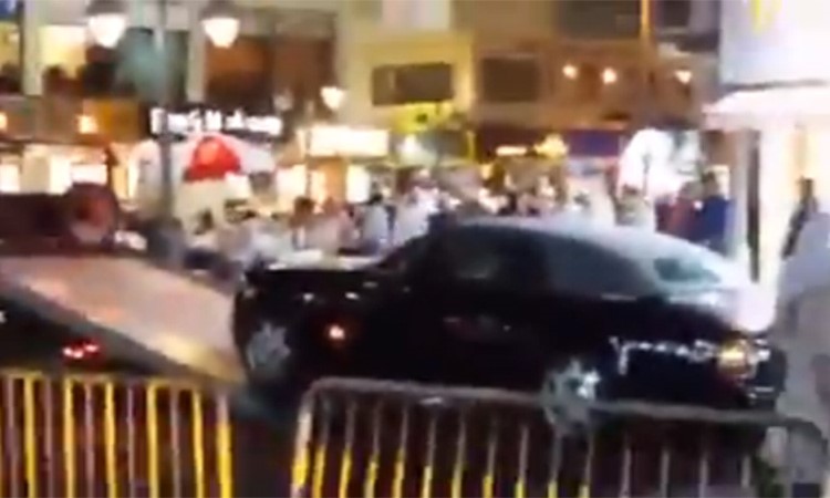 بالفيديو.. عبدالفتاح العلي يسحب سيارة فارهة من الطريق نوع «رولز فانتوم» بسبب ممنوع الوقوف