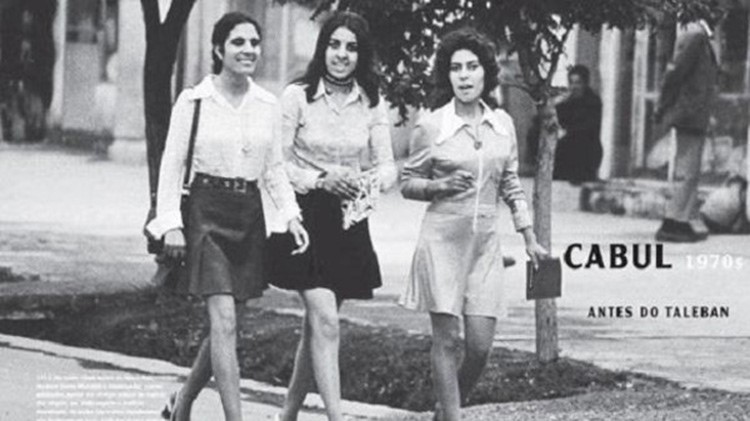 افغنيات يتمشين في 1972 باحد شوارع كابول