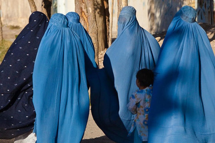 صور قبل 50 سنة.. أفغانيات يتمشين بأحد شوارع كابول