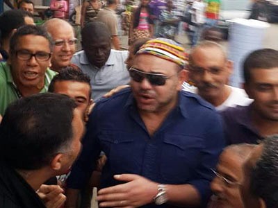 صور لملك المغرب في إفريقيا تثير فضول الشباب