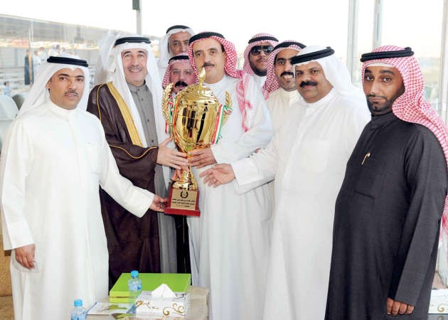 محافظ الجهراء الشيخ مبارك الحمود يسلم الكاس للفائز