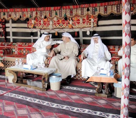 جعفر يتوسط العتيبي والعصيمي داخل مجمع الميادين﻿