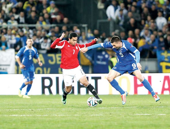 لاعب وسط منتخب مصر احمد فتحي يصارع البوسني فيداد ايبسفيتش افپ