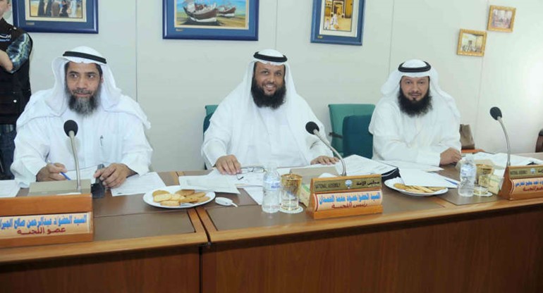 د احمد مطيع وحمود الحمدان ود عبدالرحمن الجيران خلال اجتماع اللجنة التعليمية