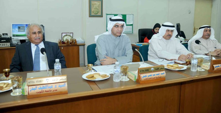 احمد المليفي ومدير الجامعة خلال الاجتماع