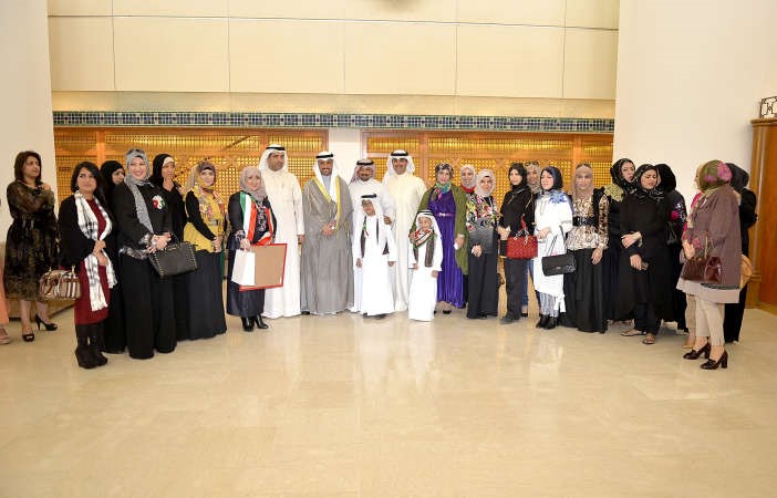 رئيس مجلس الامة مرزوق الغانم والنائب د عودة الرويعي يتوسطان المشاركين في معرض الرسم في حب الكويت