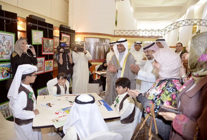 الرئيس مرزوق الغانم يحيي احد الطلبة المشاركين 