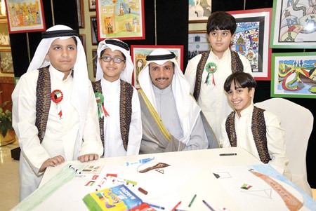 رئيس مجلس الامة مرزوق الغانم متوسطا الاطفال المشاركين في معرض الرسم في حب الكويت الذي نظم في مجلس الامة امس