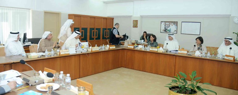يعقوب الصانع ود عبدالحميد دشتي وخليل الصالح ورشا الرومي ونبيلة العنجري اثناء اجتماع لجنة تقصي الحقائق 