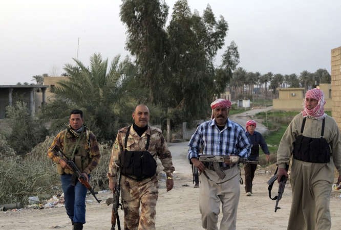 مقاتلون من العشائر يحملون اسلحتهم خلالمشاركة القوات العراقية في المواجهات ضد مسلحي داعش	رويترز﻿