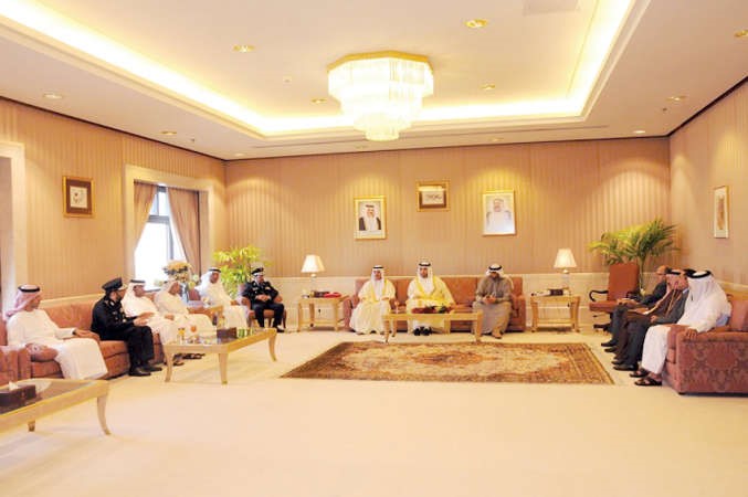 الشيخ محمد العبدالله مستقبلا رؤساء وفود المؤتمر الدولي بحضور اللواء الانصاري والعميد التركيت﻿