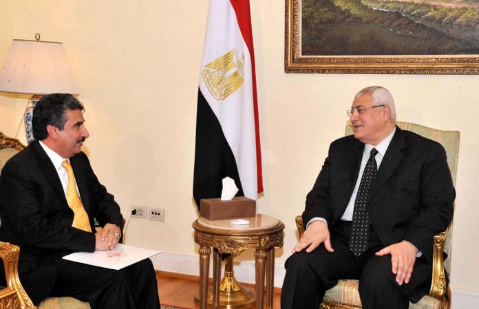  السفير سالم الزمانان يسلم الرئيس المصري المؤقت عدلي منصور دعوة الامير للمشاركة في اعمال القمة العربية ﻿