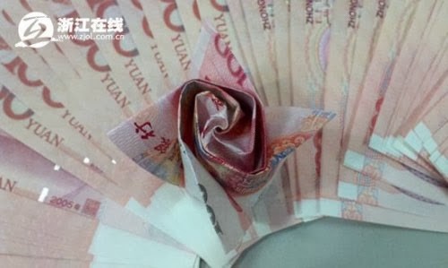 بالفيديو .. صيني يحول جميع ثروته الى ورود 